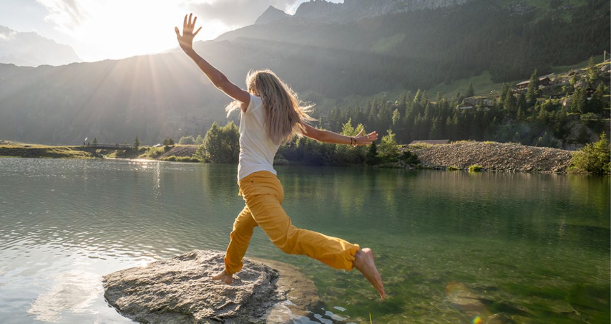 Natural-vs.-Synthetic-Astaxanthin_Frau-springt_Header.jpg